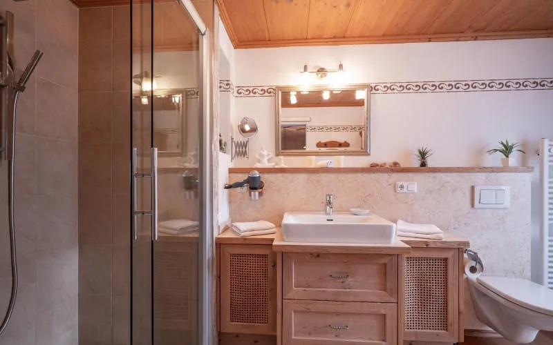 gaestehaus_stoeckl_aschauerweg_56_going_12_2019_ferienwohnung_astberg_badezimmer.jpg